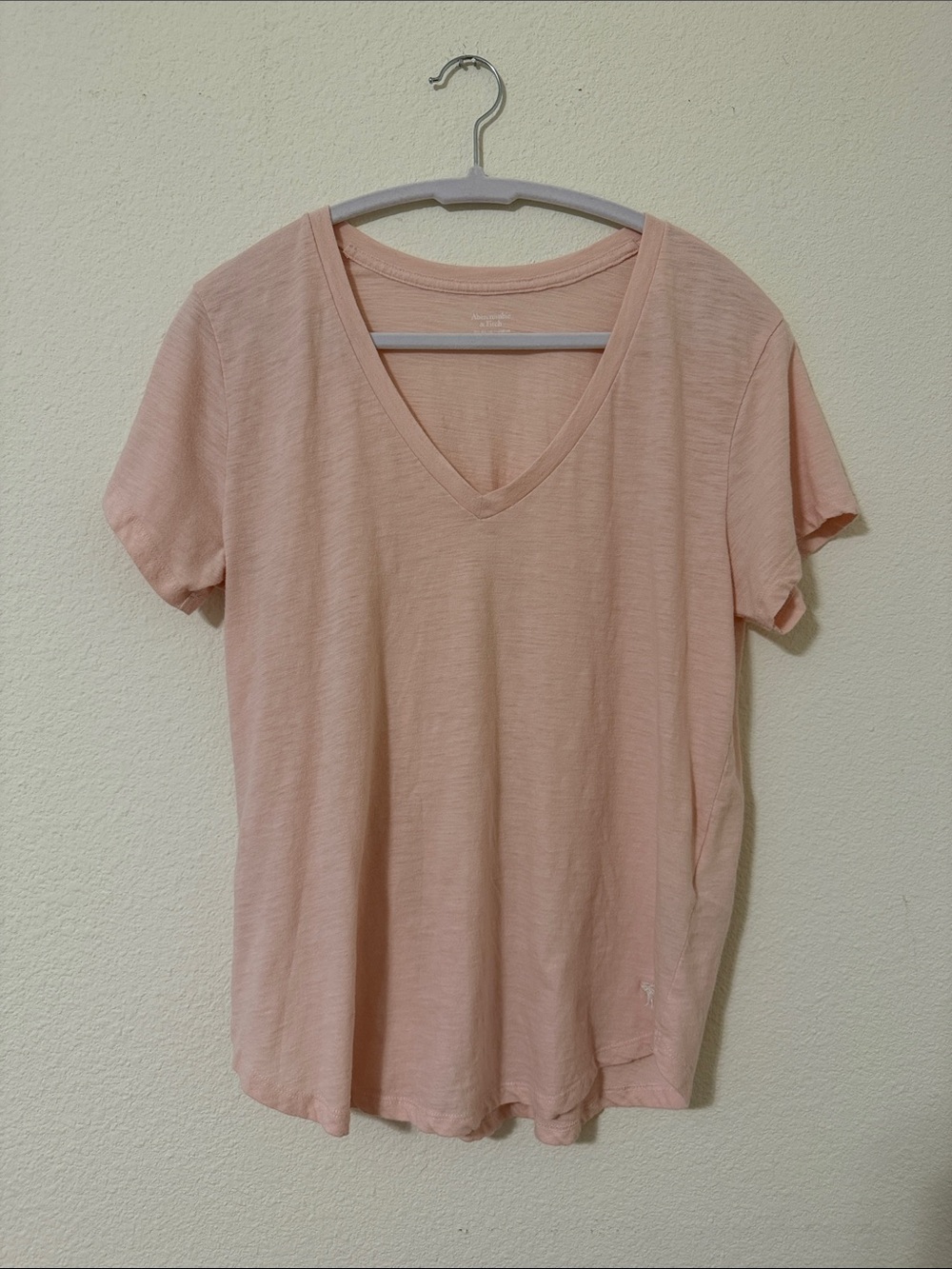 Abercrombie & fitch size medium pink short sleeve v-neck t-shirt